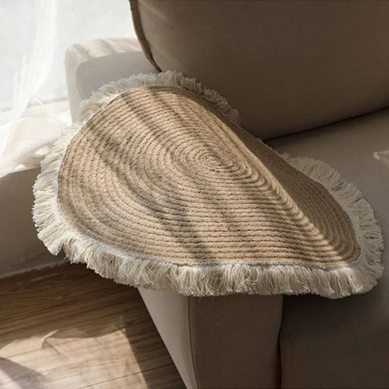 Tapis Rond Jute Soleil sur un canapé