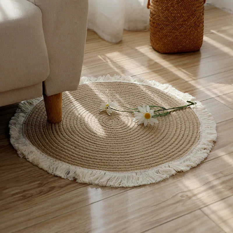 Tapis Rond Jute Soleil à côté d'un canapé